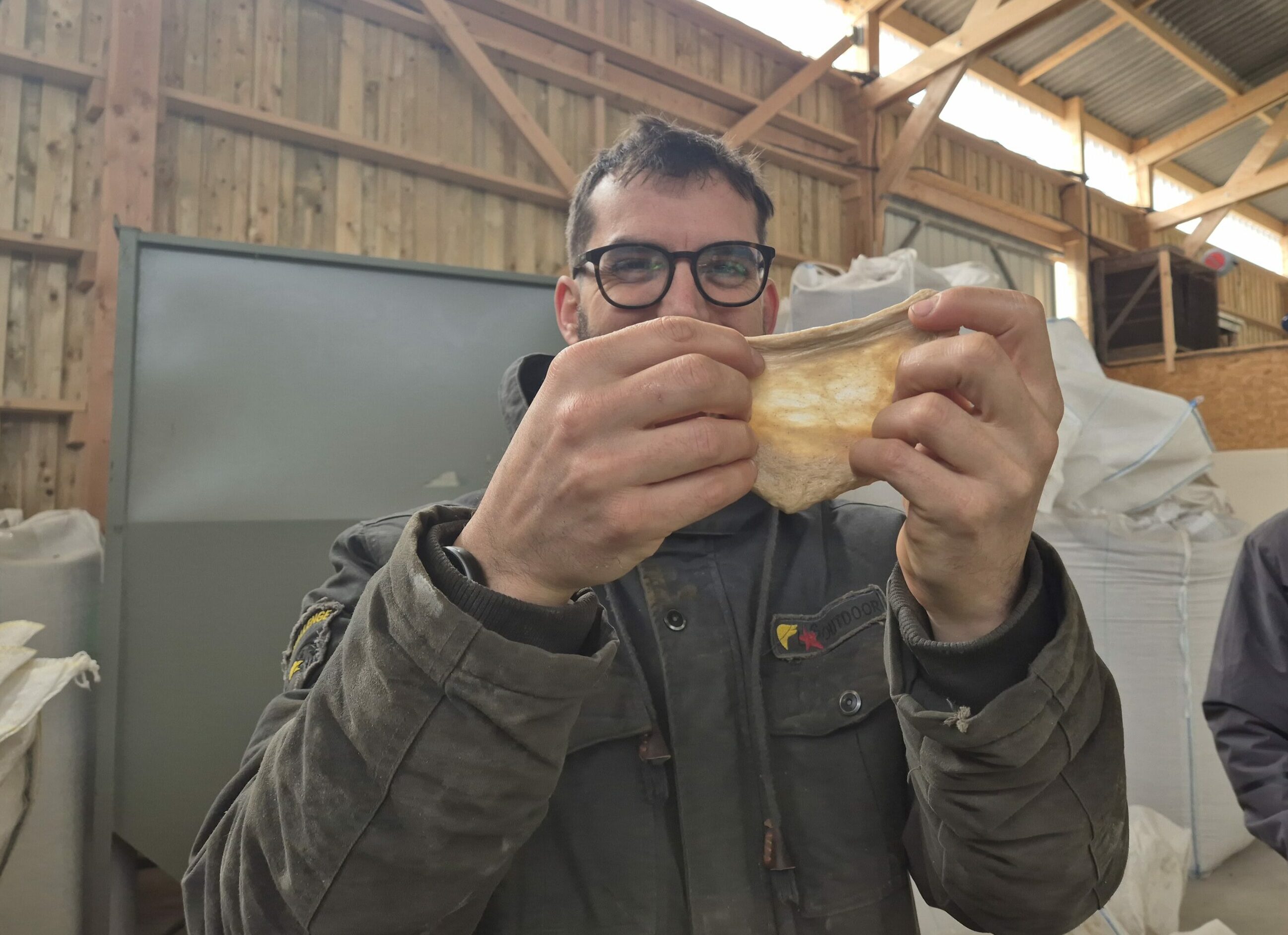 Atelier Parchemin - Présentation du gluten - Ferme Sainte-Raffine - Crédit photo : Margot Gonthier-Maurin